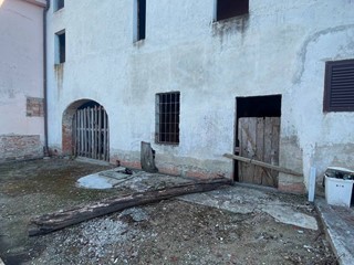 Casa Indipendente in Vendita a Chiesina Uzzanese, zona Capanna, 79'000€, 225 m²