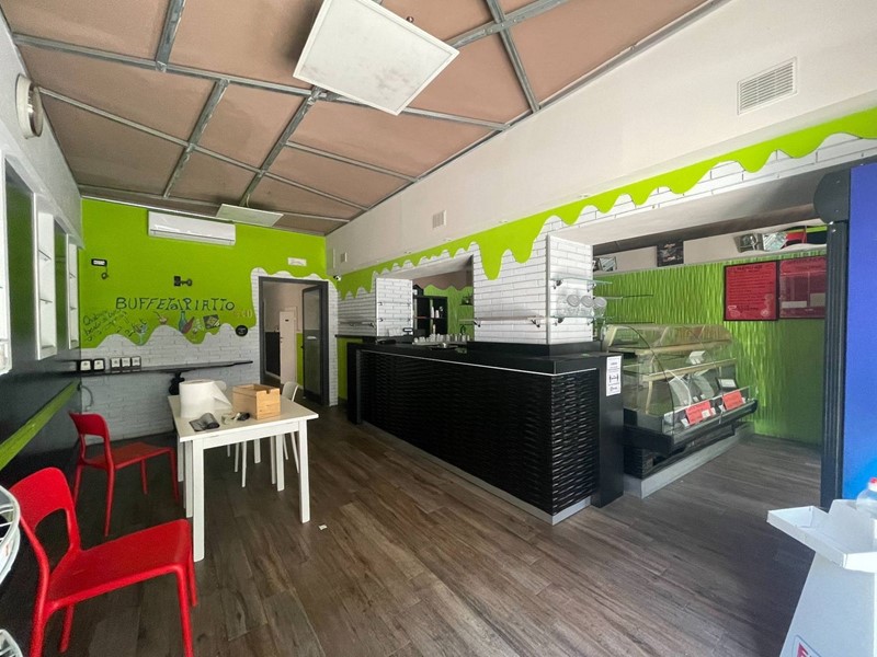 Immobile commerciale in Affitto a Pistoia, 2'000€, 170 m²