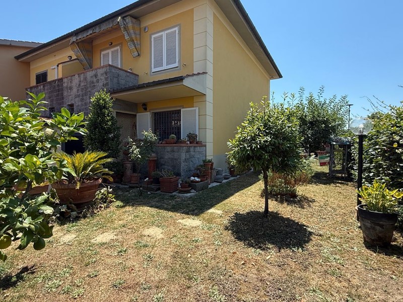 Villetta a schiera in Vendita a Pescia, zona Alberghi, 240'000€, 120 m², arredato, con Box