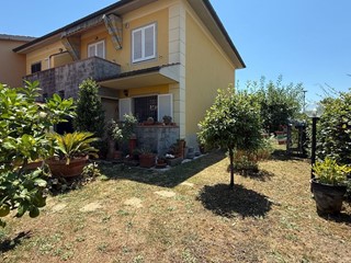 Villetta a schiera in Vendita a Pescia, zona Alberghi, 240'000€, 120 m², arredato, con Box