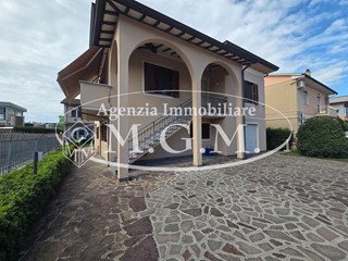 Casa Indipendente in Vendita a Santa Croce sull'Arno, 350'000€, 240 m², con Box