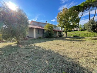 Casa Indipendente in Vendita a Lajatico, 320'000€, 350 m²