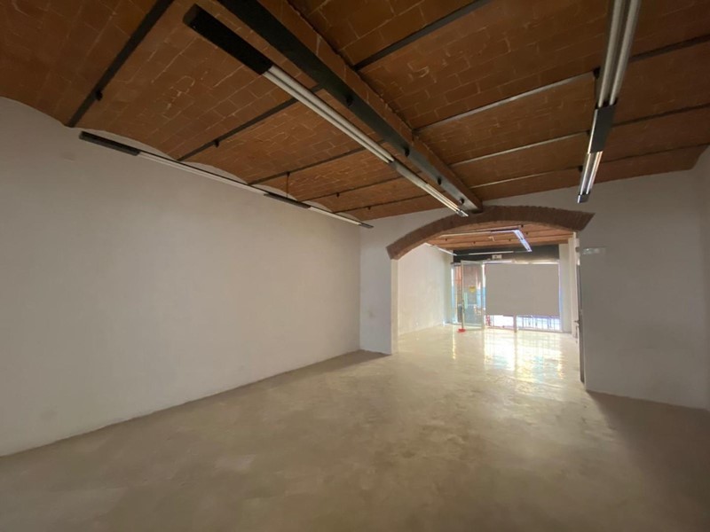 Immobile commerciale in Affitto a Cascina, 1'200€, 170 m²