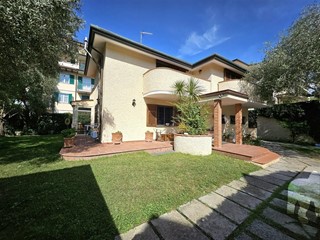 Villa in Vendita a Massa, 890'000&euro;, 270 m², arredato, con Box