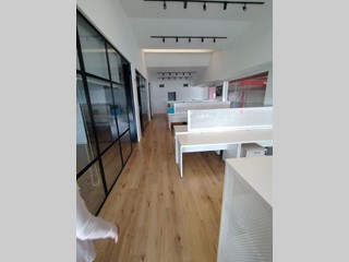 Ufficio in Affitto a Massa, 1'500€, 190 m²