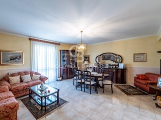 Appartamento in Vendita a Aci Sant'Antonio, 175'000€, 265 m²