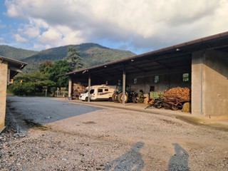 Capannone in Vendita a Attimis, 200 m²