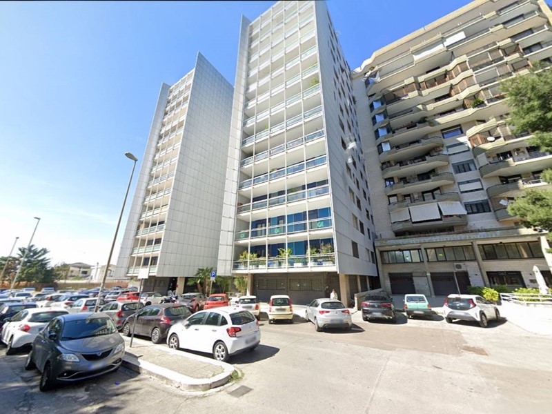 Ufficio in Affitto a Bari, 4'000€, 250 m²