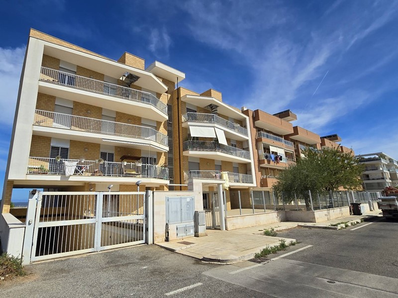 Immobile commerciale in Affitto a Bari, 1'600€, 160 m²