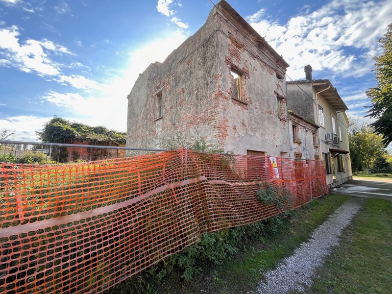 Attività commerciale in Vendita a San Benedetto Po, 22'000&euro;, 150 m²