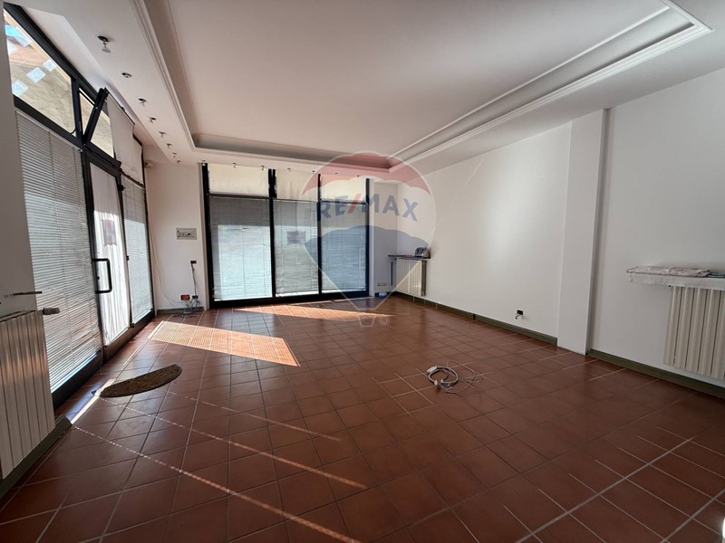 Negozio in Vendita a Pedrengo, 109'000€, 180 m²