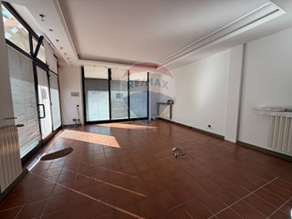 Negozio in Vendita a Pedrengo, 109'000€, 180 m²