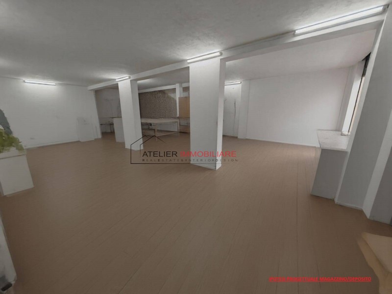 Magazzino in Vendita a Ragusa, 99'000&euro;, 270 m²
