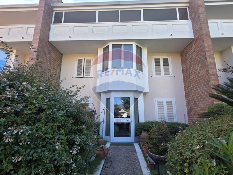 Villetta a schiera in Vendita a Caserta, 780'000€, 438 m²