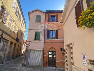 Trilocale in Vendita a Fabriano, 40'000€, 71 m², con Box