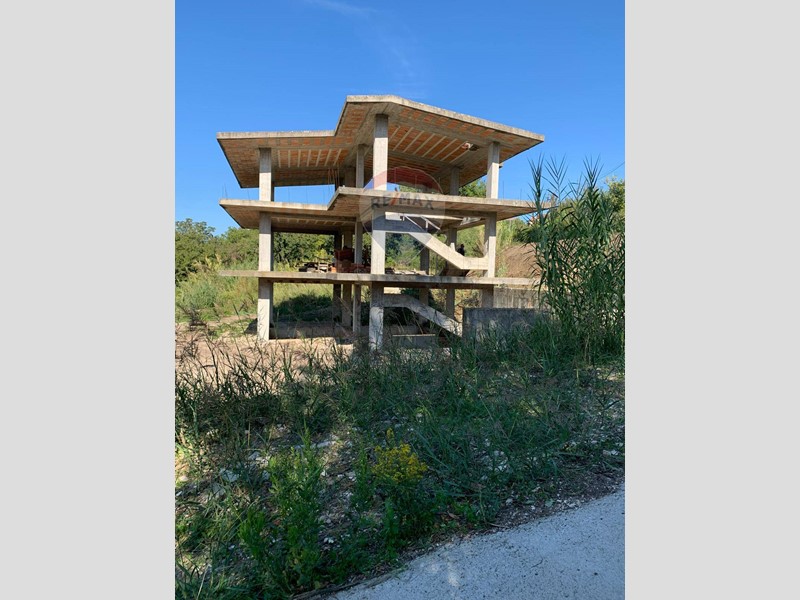 Rustico in Vendita a Minturno, 120'000€, 240 m²