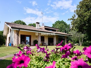 Villa in Vendita a Montebelluna, 700'000€, 350 m²