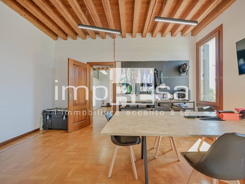 Ufficio in Affitto a Paese, 500€, 68 m²