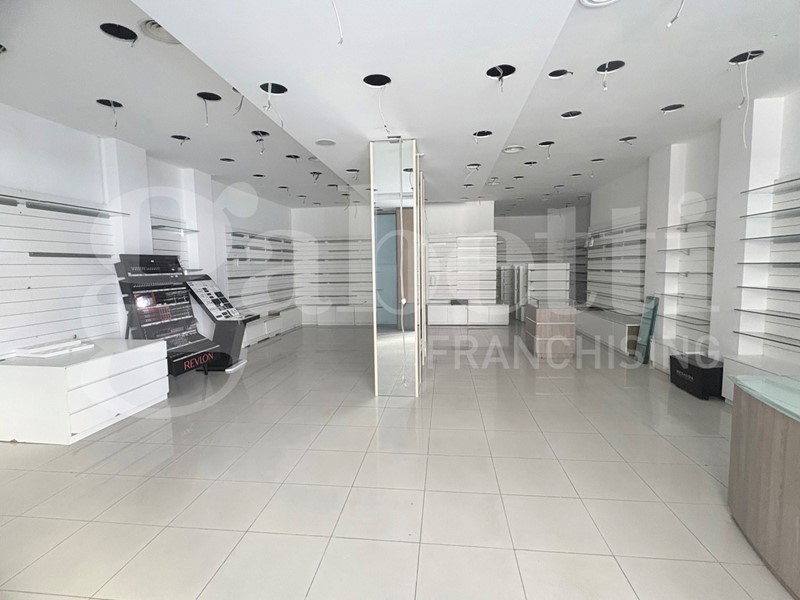 Negozio in Affitto a Bari, 1'400€, 130 m²