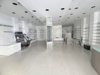 Negozio in Affitto a Bari, 1'400€, 130 m²