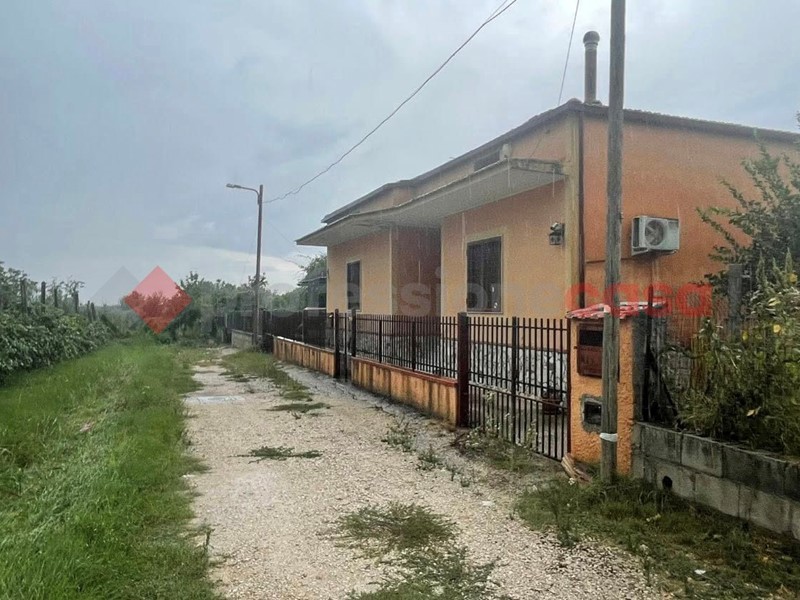 Villa in Vendita a Vitulazio, 140'000€, 120 m²