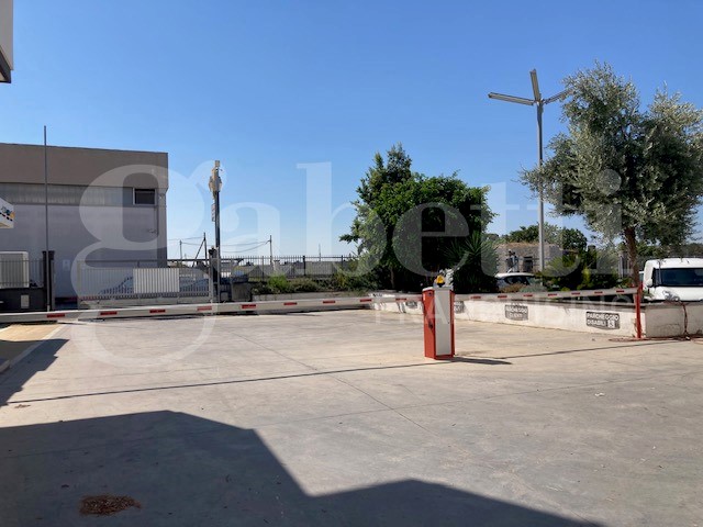 Capannone in Vendita a Brindisi, 900'000€, 860 m²
