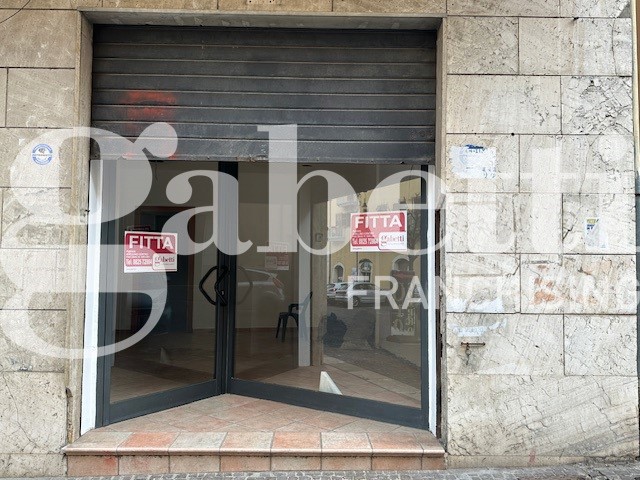 Negozio in Affitto a Avellino, 600€, 40 m²