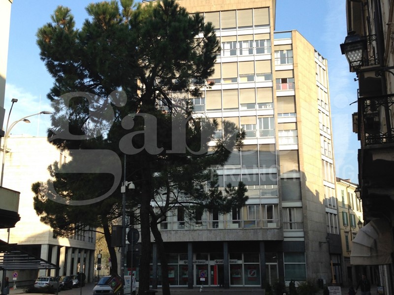 Ufficio in Affitto a Lecco, 1'500€, 190 m²