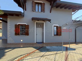 Villa in Vendita a Pombia, 250'000€, 156 m²