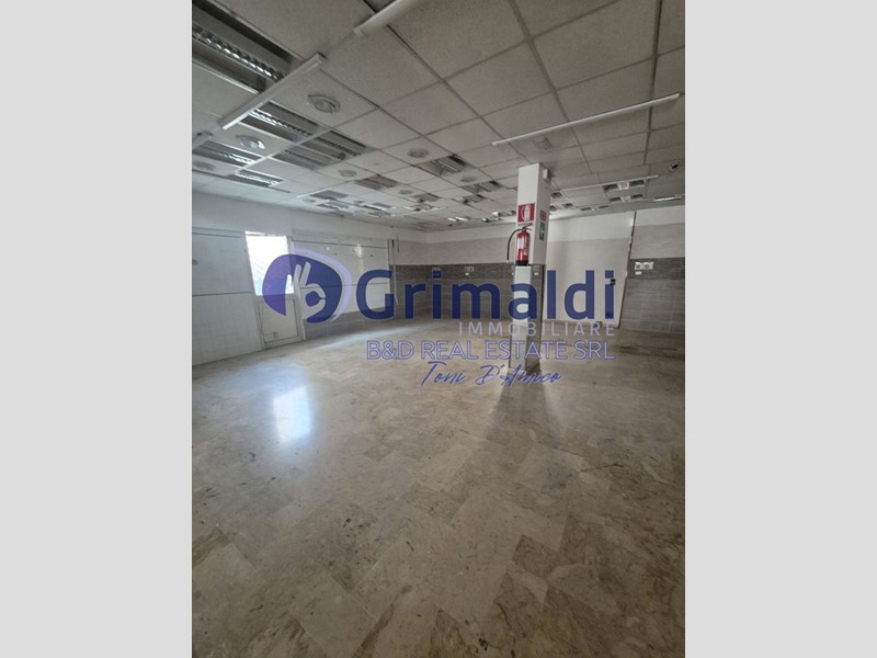 Negozio in Vendita a Bagheria, 325'000€, 477 m²