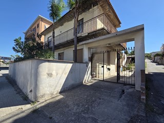 Quadrilocale in Vendita a Barcellona Pozzo di Gotto, 65'000€, 135 m²