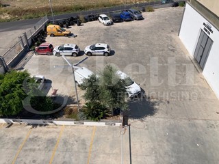 Capannone in Vendita a Brindisi, 600'000€, 400 m²