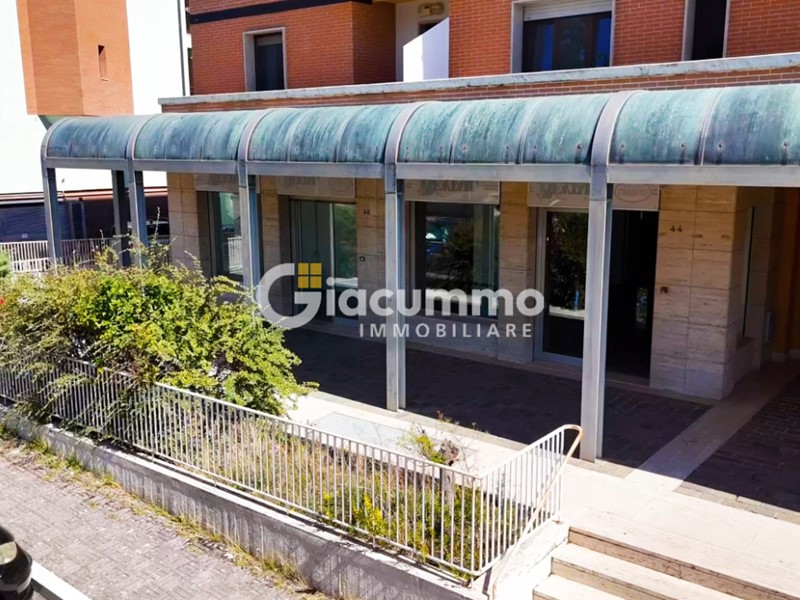 Immobile commerciale in Affitto a Potenza, 1'450€, 137 m²