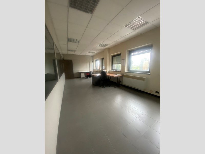Ufficio in Affitto a Capannori, zona Marlia, 700€, 90 m²