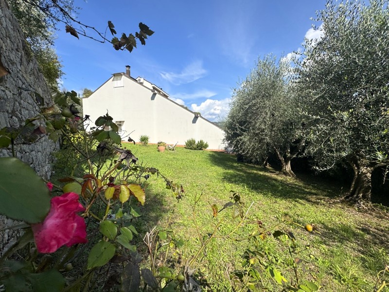 Casa Indipendente in Vendita a Vaiano, 600'000€, 200 m², con Box