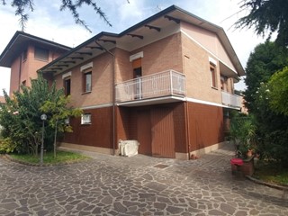 Casa Semi Indipendente in Vendita a Modena, zona San Donnino, 348'000€, 200 m², con Box