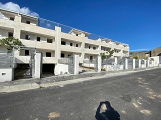 Casa Indipendente in Vendita a Parete, 165 m², con Box