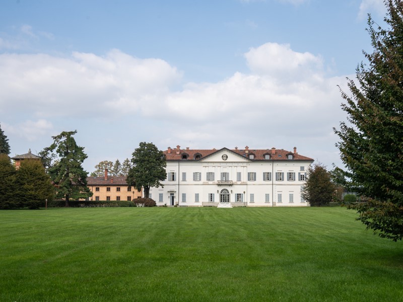 Appartamento in Vendita a Fino Mornasco, 660 m², con Box