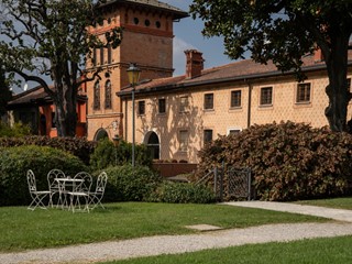 Appartamento in Vendita a Fino Mornasco, 660 m², con Box