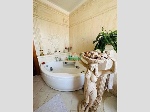 Casa Indipendente in Vendita a Ravenna, zona Ponte Nuovo - Madonna dell'Albero, 450'000€, 220 m², arredato, con Box