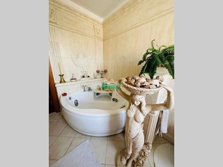 Casa Indipendente in Vendita a Ravenna, zona Ponte Nuovo - Madonna dell'Albero, 450'000€, 220 m², arredato, con Box