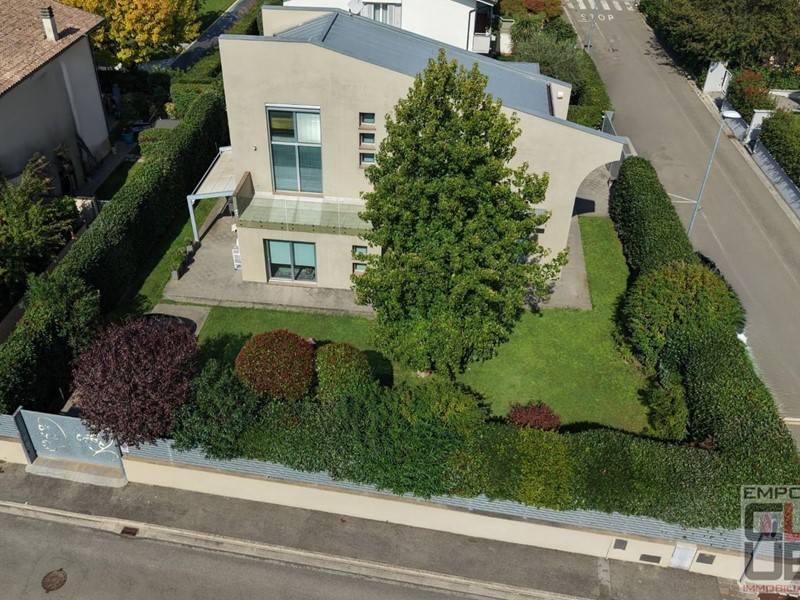 Villa in Vendita a Fucecchio, 1'230'000€, 300 m², arredato, con Box