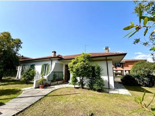 Villa in Vendita a Carrara, zona Marina di Carrara, 500'000€, 185 m², arredato