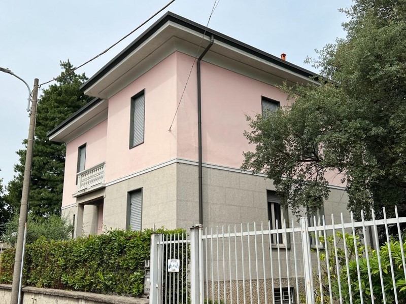 Villa in Vendita a Albiate, 230'812€, 518 m²