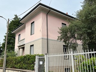 Villa in Vendita a Albiate, 230'812€, 518 m²