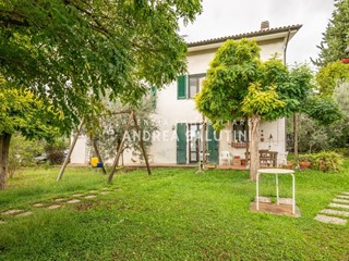 Villa in Vendita a Casciana Terme Lari, zona Casciana Terme, 450'000€, 360 m², arredato, con Box