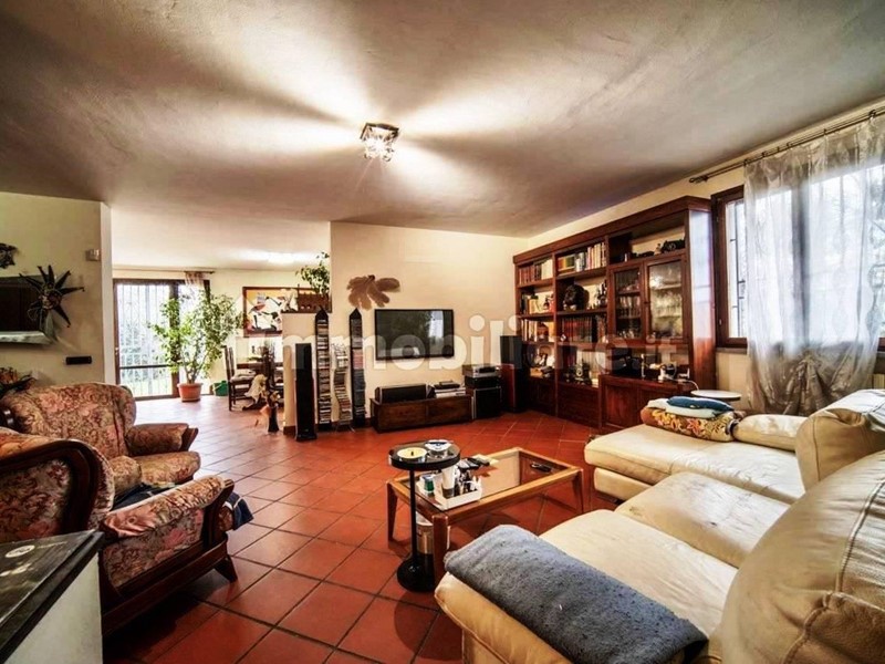 Villa bifamiliare in Vendita a San Giuliano Terme, zona Mezzana, 450'000€, 250 m², con Box