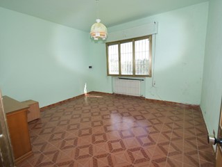 Villa in Vendita a Pisa, zona Ospedaletto, 300'000€, 240 m², con Box