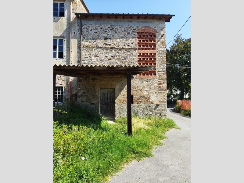Magazzino in Vendita a Lucca, zona Mugnano, 50'000€, 120 m²