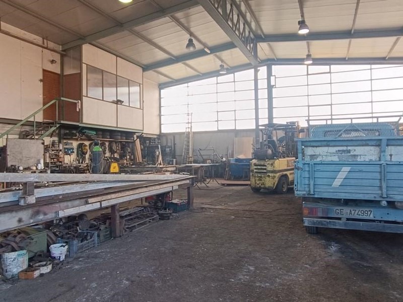 Capannone in Vendita a Carrara, zona Avenza, 495'000€, 500 m²